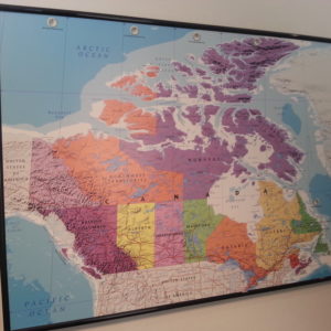 Karta över Kanada för väggen. Där du kan märka ut vart du har rest till med nålar. Levereras med ram och 25 st kartnålar