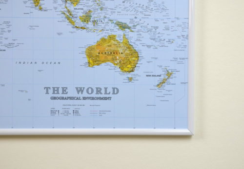 Världskarta för vägg The world Mått: 90x60cm som du kan märka ut dom länderna du rest till med nålar. En väggkarta som aldrig går ur tiden.