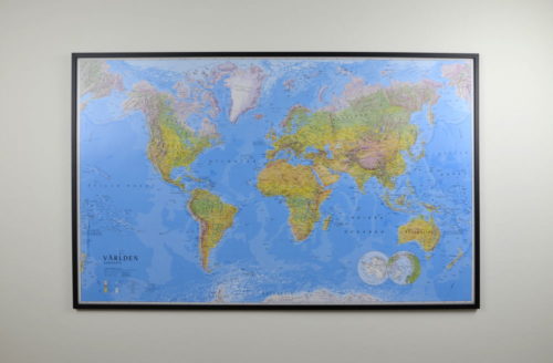 Stor världskarta världen för markering med nålar. skolkarta för vägg Kartkungen