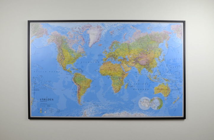 Stor världskarta Världen för nålar för markering med nålar- Kartkungen
