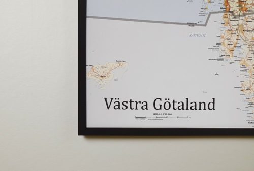 Väggkarta över Västra Götalands län. För markering med kartnålar Svart ram Kartkungen