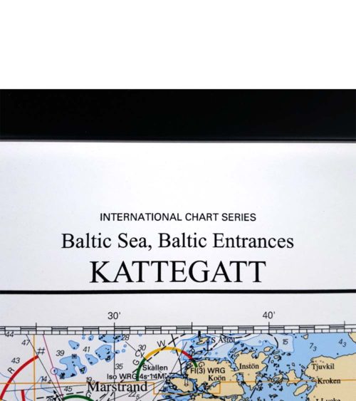 Inramat sjökort över Kattegatt för väggen. Där ni kan märka ut med nålar vart ni har rest eller vill resa. Eller kanske bara som en fin tavla? Handgjord svart ram.